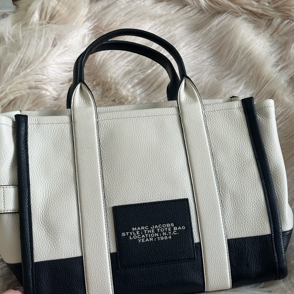 Marc Jacobs White and Black Totes Stylish and Versatile - Picture 3 of 5